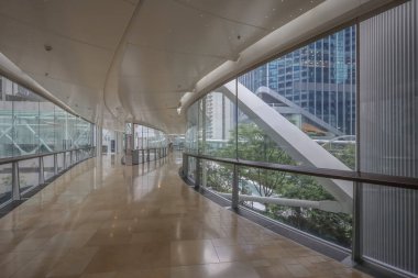 Zarif iç hatları olan çağdaş iş lobisi alanı