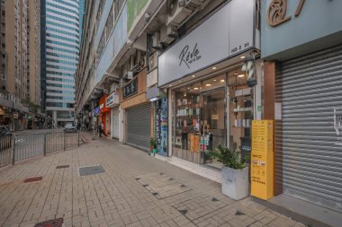 Perakende dükkanları ve vitrinlerle dolu sakin bir sokak..