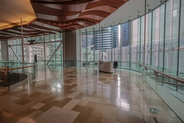 Asansör kapılarının bulunduğu geniş, çağdaş bir lobi.