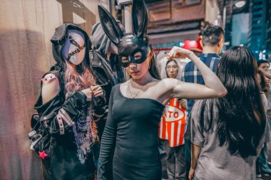 Festivalde yaratıcı kostümler ve gece hayatı enerjisi