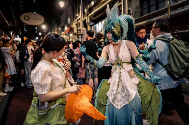 Gece hayatı ve karakter oyunuyla şenlikli kostüm kutlaması