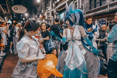 Gece hayatı ve karakter oyunuyla şenlikli kostüm kutlaması