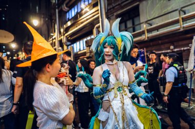 Gece hayatı ve karakter oyunuyla şenlikli kostüm kutlaması