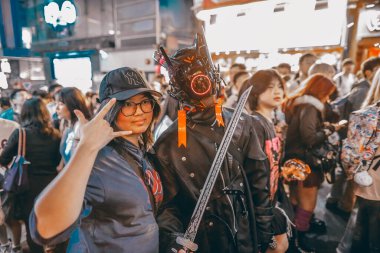 Kostümler, ışıklar ve kahkahalarla neşeli Cadılar Bayramı kutlaması