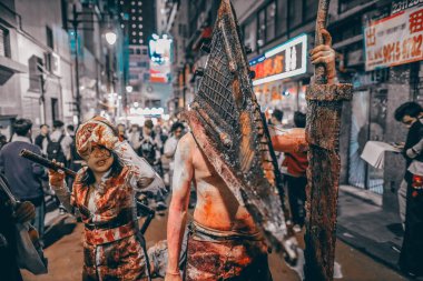 Ürkütücü zombi kostümü gece hayatı sokak partisine katıldı.