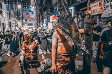 Ürkütücü zombi kostümü gece hayatı sokak partisine katıldı.