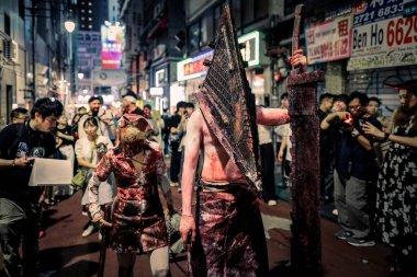 Ürkütücü zombi kostümü gece hayatı sokak partisine katıldı.