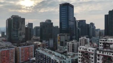 Victoria Limanı 'na bakan Kwun Tong çevre yolu, 2 Kasım 2025