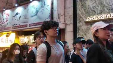 Lan Kwai Fong Cadılar Bayramı Gecesi Kalabalığı ve Kostümleri, 31 Ekim 2025