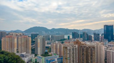 Alacakaranlıkta parlayan ışıklarla Hong Kong şehri manzarası