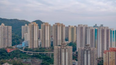 Lam Tin 'de halka açık konutlar ve yamaçlarda evler