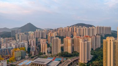 Alacakaranlıkta parlayan ışıklarla Hong Kong şehri manzarası