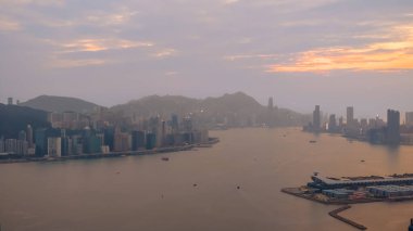 Ufuk çizgisi ve faaliyeti olan Iconic Hong Kong Limanı