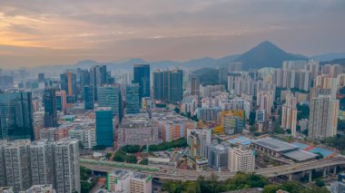 Alacakaranlıkta parlayan ışıklarla Hong Kong şehri manzarası