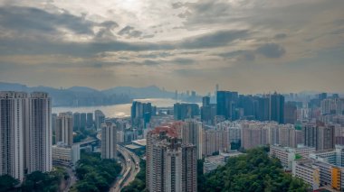 Tseung Kwan O ve Kowloon 'u birbirine bağlayan şehir otoyolu.