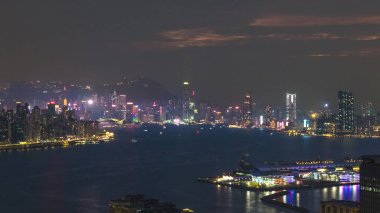 Şehir ışıklarını suya yansıtan göz kamaştırıcı gece manzarası