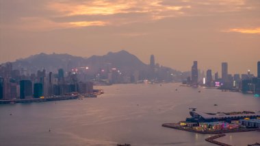 Alacakaranlıkta parlayan ışıklarla Hong Kong şehri manzarası