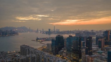 Canlı şehir bölgesi. Renkli gece ışıklarıyla aydınlatılmış.