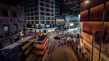 İnsanlar Central 'dan Cadılar Bayramı partisine yürüyorlar