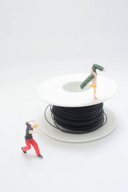 Kırmızı pantolonlu ve siyah gömlekli küçük bir heykel