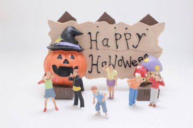 Cadı şapkası takan oyulmuş bir balkabağı ile Cadılar Bayramı tablosu,