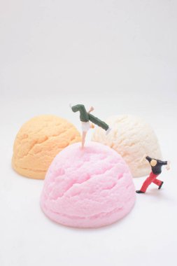 Dengelenen ve zıplayan küçük heykelciklerin olduğu tuhaf bir sahne.