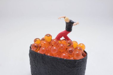 Küçük bir heykel bir kümenin üzerinde amuda kalkar.