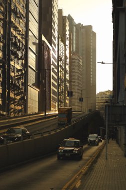 Uzun Gökdelenler Arasındaki Yükseltilmiş Otoyolun Üzerindeki Şehir Günbatımı