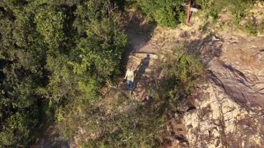 Aberdeen Barajı 'nda Sunset Viewing Rock, 8 Kasım 2025