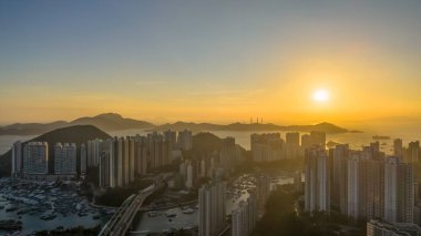 Güney Hong Kong 8 Kasım 2025 'te liman hayatı ve şehir manzarası karışımı.