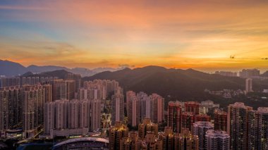 Şehir silueti ve Tseung Kwan O 'daki ışıklar.