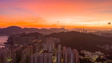 Şehir silueti ve Tseung Kwan O 'daki ışıklar.