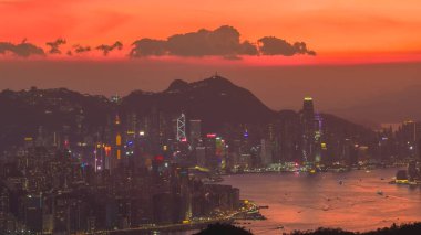 Gün batımı, hareketli bir şehir limanına sıcak bir ışık salıyor..