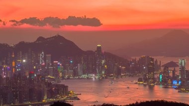 Gün batımı, hareketli bir şehir limanına sıcak bir ışık salıyor..