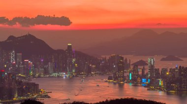 Gün batımı, hareketli bir şehir limanına sıcak bir ışık salıyor..