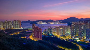 Hong Kong 'da ufuk çizgisi ve denizi olan modern bir liman.