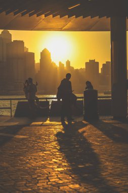 Modern Mimarlık ve Toplum Yaşamı 'nın yer aldığı Scenic Hang Hau Mahallesindeki Siluetli Figürler, 16 Kasım 2025