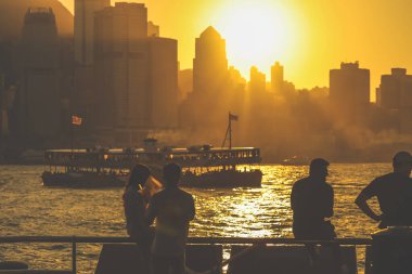 Modern Mimarlık ve Toplum Yaşamı 'nın yer aldığı Scenic Hang Hau Mahallesindeki Siluetli Figürler, 16 Kasım 2025