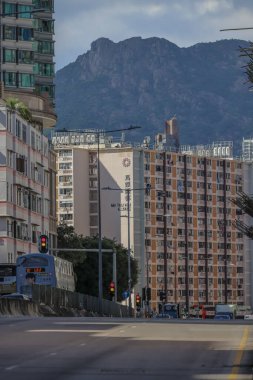 14 Eylül 2025 'te bir apartman kompleksinin yer aldığı hareketli bir şehir manzarası