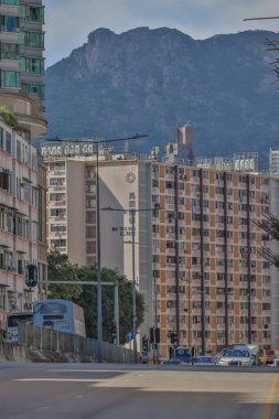 14 Eylül 2025 'te bir apartman kompleksinin yer aldığı hareketli bir şehir manzarası