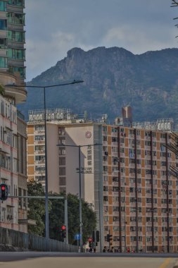 14 Eylül 2025 'te bir apartman kompleksinin yer aldığı hareketli bir şehir manzarası