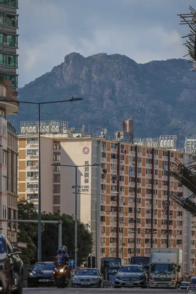 14 Eylül 2025 'te bir apartman kompleksinin yer aldığı hareketli bir şehir manzarası