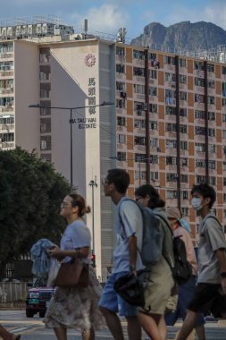 14 Eylül 2025 'te bir apartman kompleksinin yer aldığı hareketli bir şehir manzarası