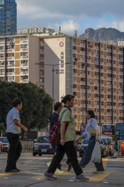 14 Eylül 2025 'te bir apartman kompleksinin yer aldığı hareketli bir şehir manzarası