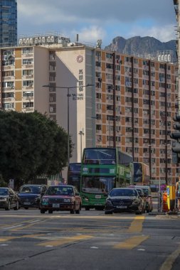 14 Eylül 2025 'te bir apartman kompleksinin yer aldığı hareketli bir şehir manzarası