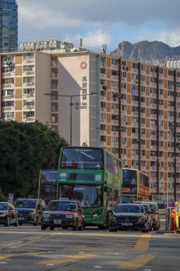 14 Eylül 2025 'te bir apartman kompleksinin yer aldığı hareketli bir şehir manzarası