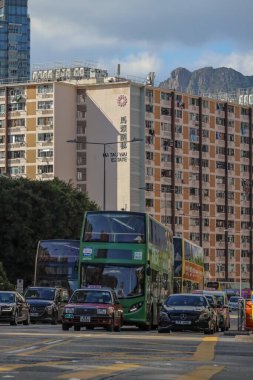 14 Eylül 2025 'te bir apartman kompleksinin yer aldığı hareketli bir şehir manzarası