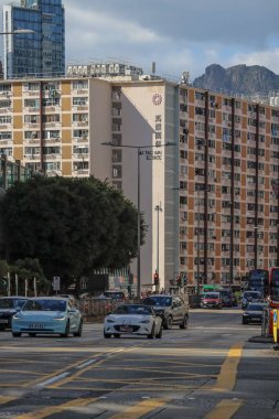 14 Eylül 2025 'te bir apartman kompleksinin yer aldığı hareketli bir şehir manzarası