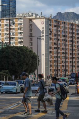 14 Eylül 2025 'te bir apartman kompleksinin yer aldığı hareketli bir şehir manzarası