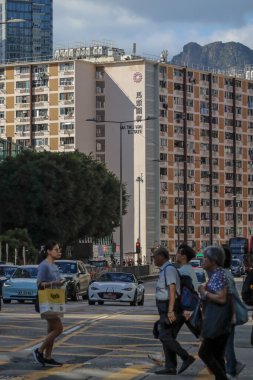 14 Eylül 2025 'te bir apartman kompleksinin yer aldığı hareketli bir şehir manzarası